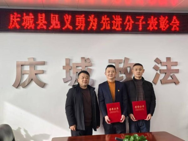 开云(中国)kaiyun网页版登录入口徒手打掉了男人手中的改
